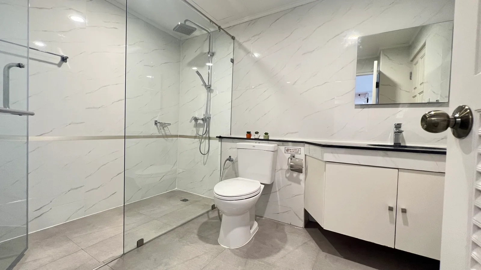 M Tower Apartment — photo 9