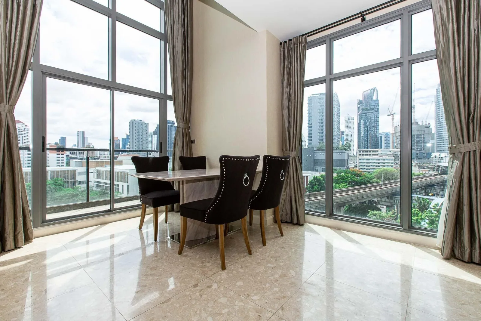 The Crest Sukhumvit 34 — photo 1