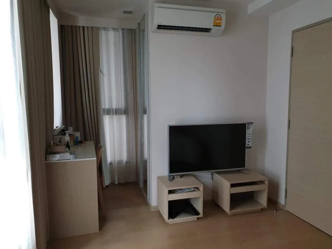 LIV@49 — photo 3